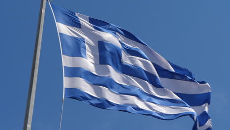 Bandera-Griega-En-Cámara-Lenta-Ondeando-Con-Viento-Fuerte