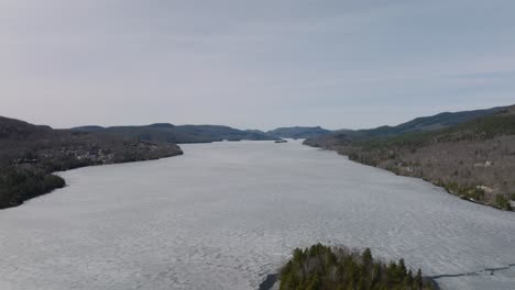 lago congelado en mont-tremblant, quebec, canadá - toma aérea de drones