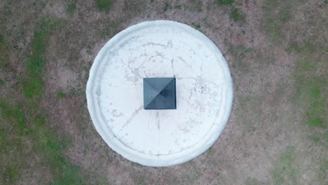 Zoom-out-of-metal-pyramid-in-the-middle-of-barren-grass-next-to-sondershausen-palace