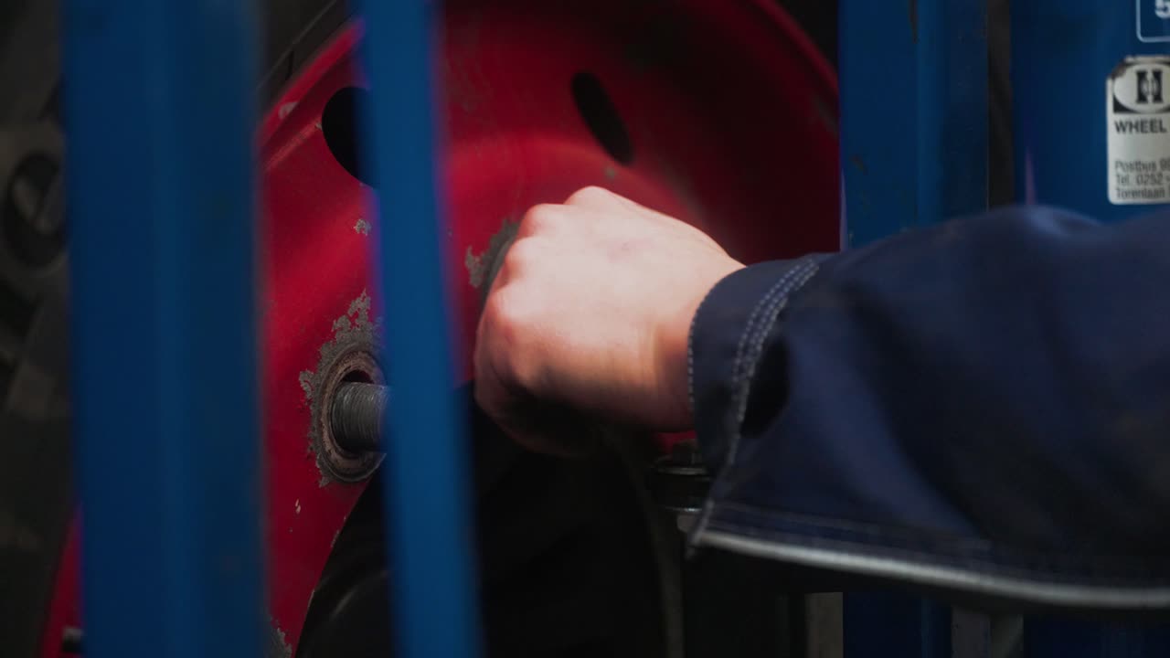 un perno de rueda atornillado a mano