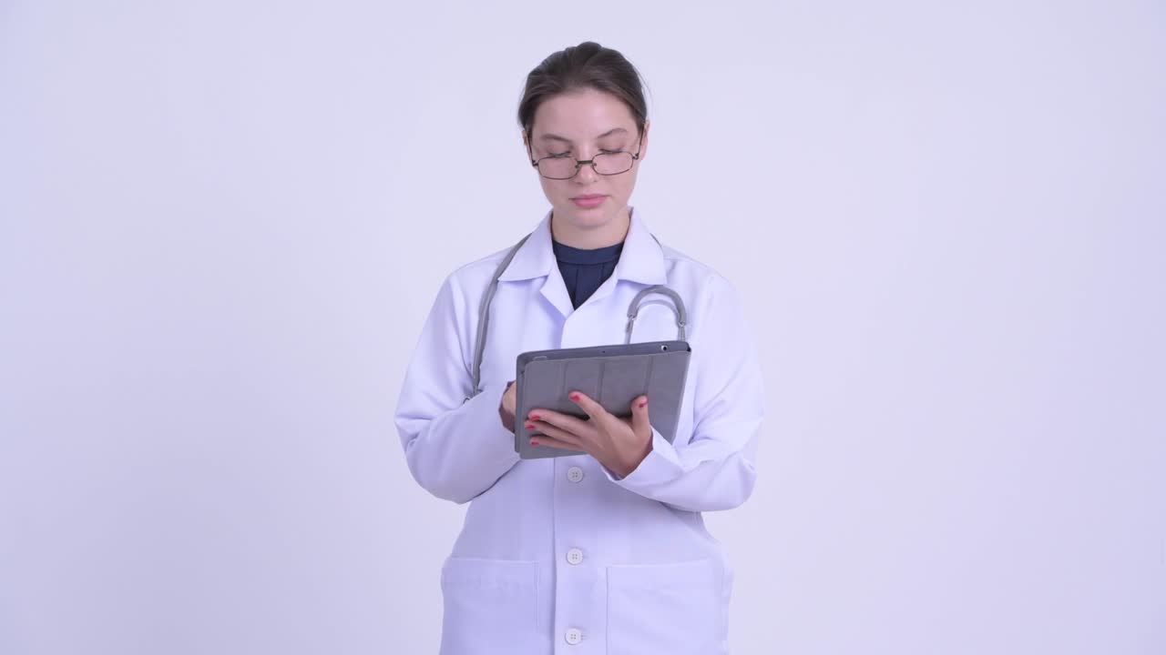 feliz joven mujer hermosa médico con tableta digital