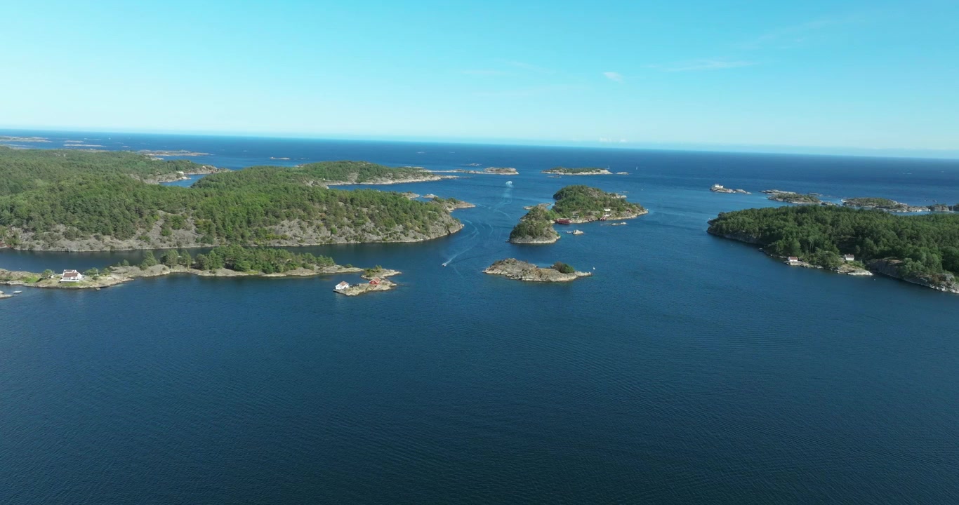 Vista aerea di isole e costa a Lillesand, Norvegia, sotto un cielo sereno.