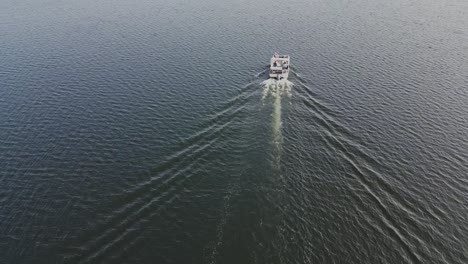 Paisaje-De-Puesta-De-Sol-Con-Barco-Navegando-En-El-Agua-Del-Río---Toma-Aérea-De-Drones