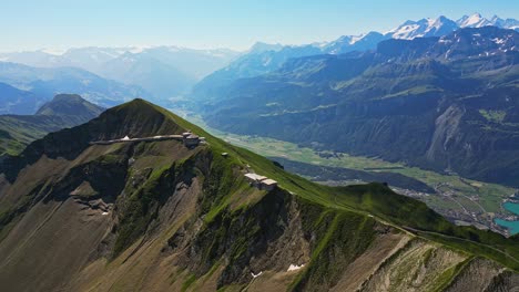 vista aérea en cámara lenta de la montaña brienzer rothorn en los alpes de emmental, suiza