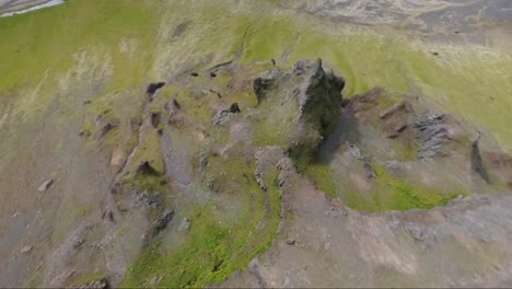Drone-Fpv-Inmersiones-De-Proximidad-Como-Un-Traje-De-Alas,-Por-Una-Montaña-Estepa-En-Islandia