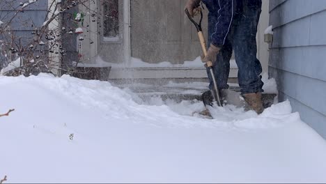 limpiar la nieve de un camino después de una tormenta de invierno