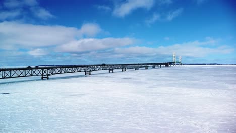 Ascenso-De-Drones-En-Invierno-Al-Puente-Mackinac