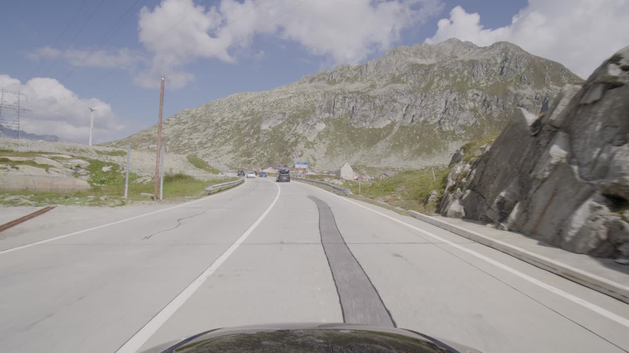 conducir un automóvil en el paso gotthard del sur al norte de suiza