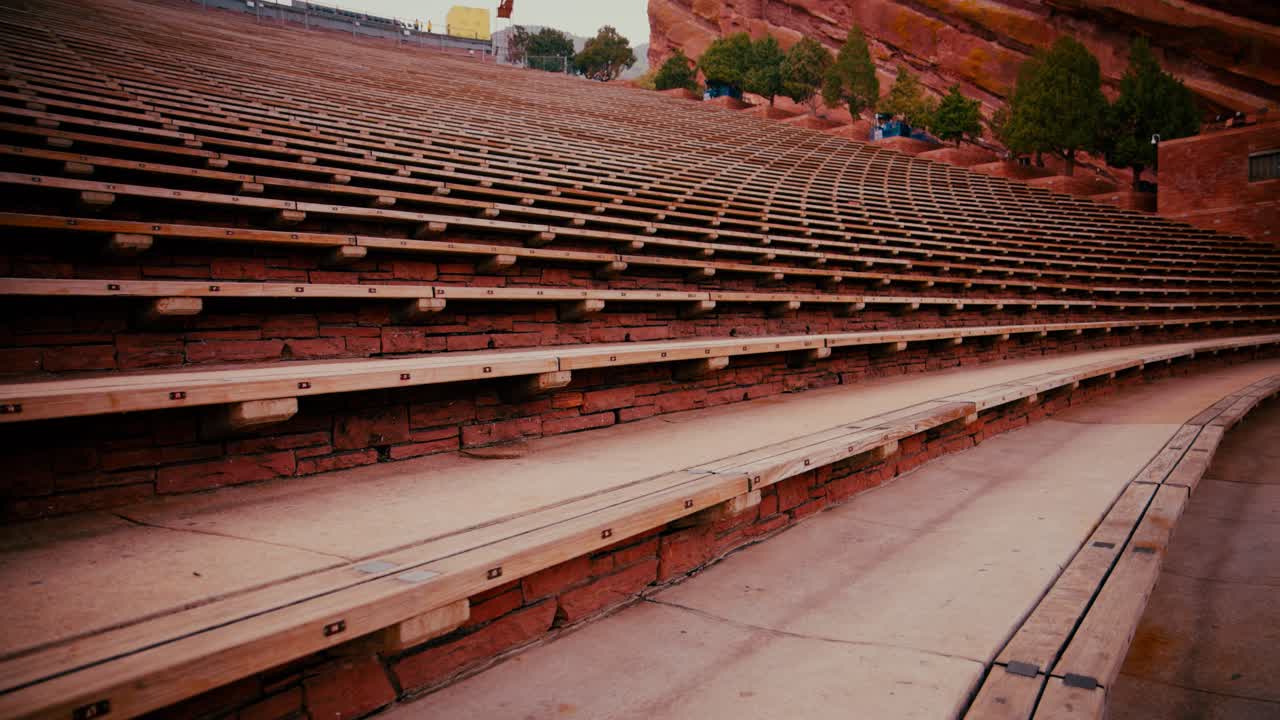 asientos vacíos en el anfiteatro de red rocks en morrison, colorado