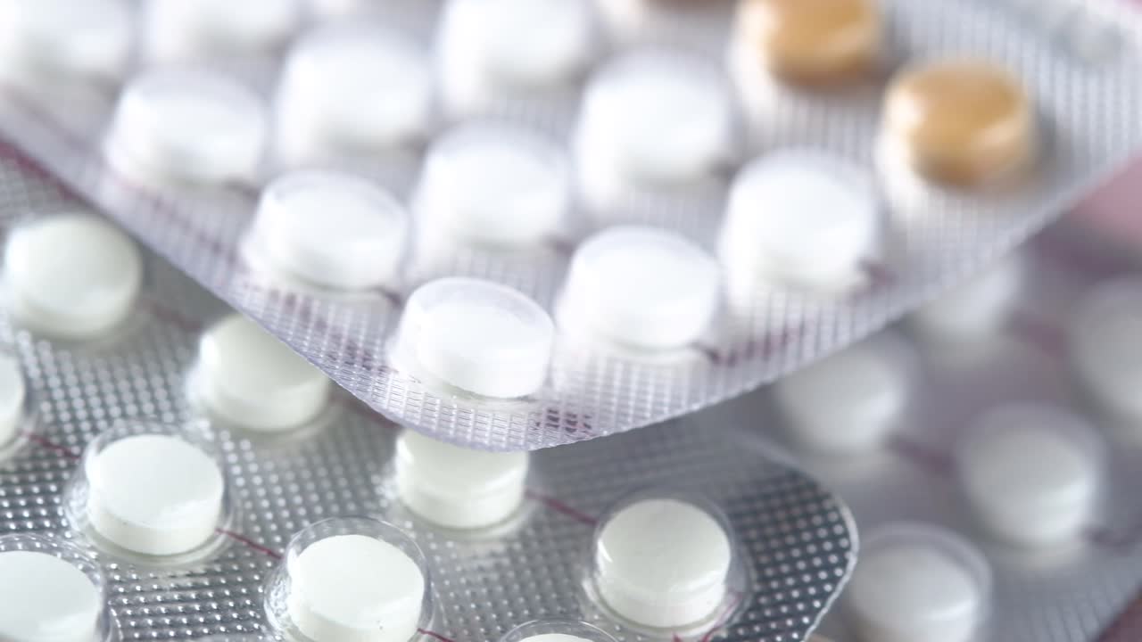 백색과 갈색의 약을 담은 약물 블리스터의 클로즈업