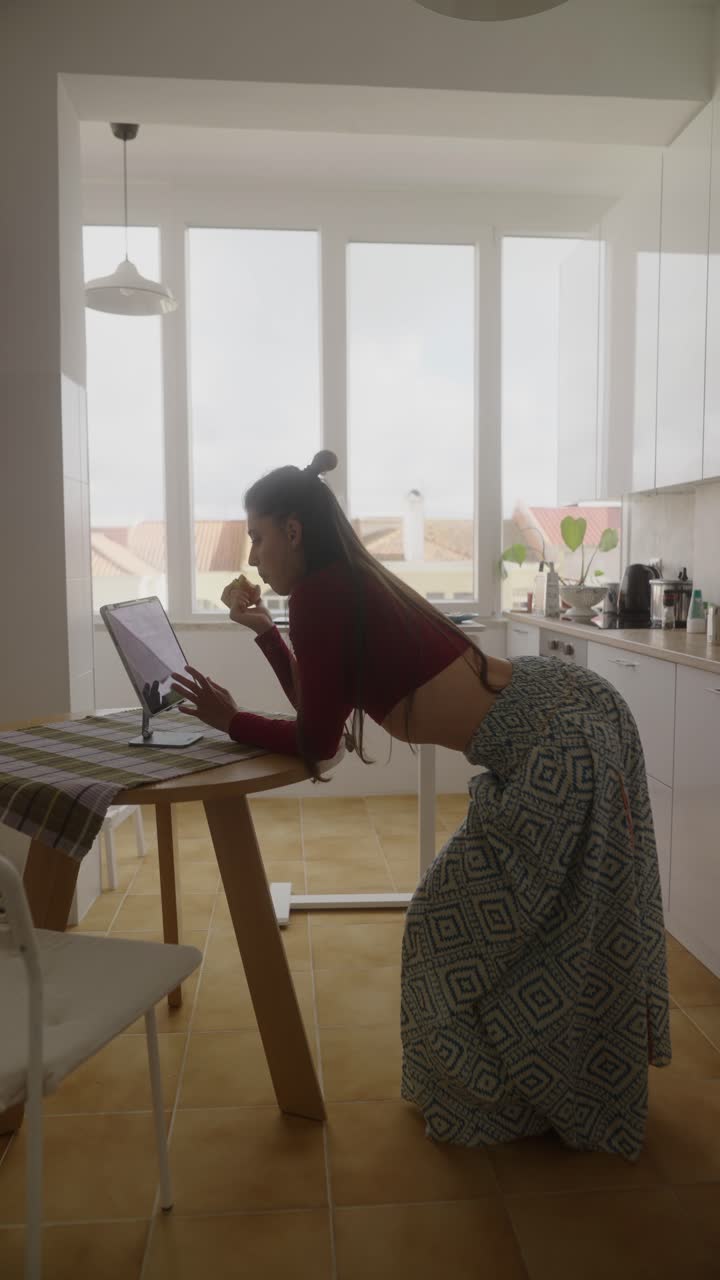 Donna che lavora a casa in cucina
