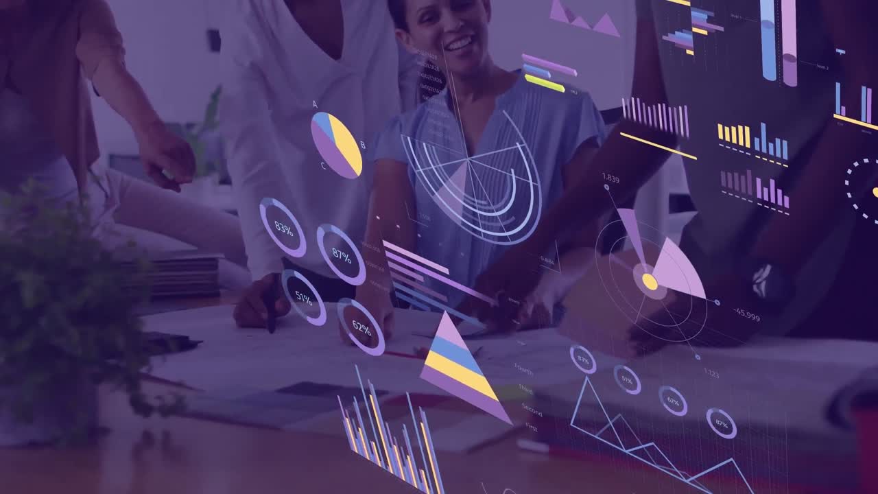 animación del procesamiento de datos financieros sobre diversas personas de negocios