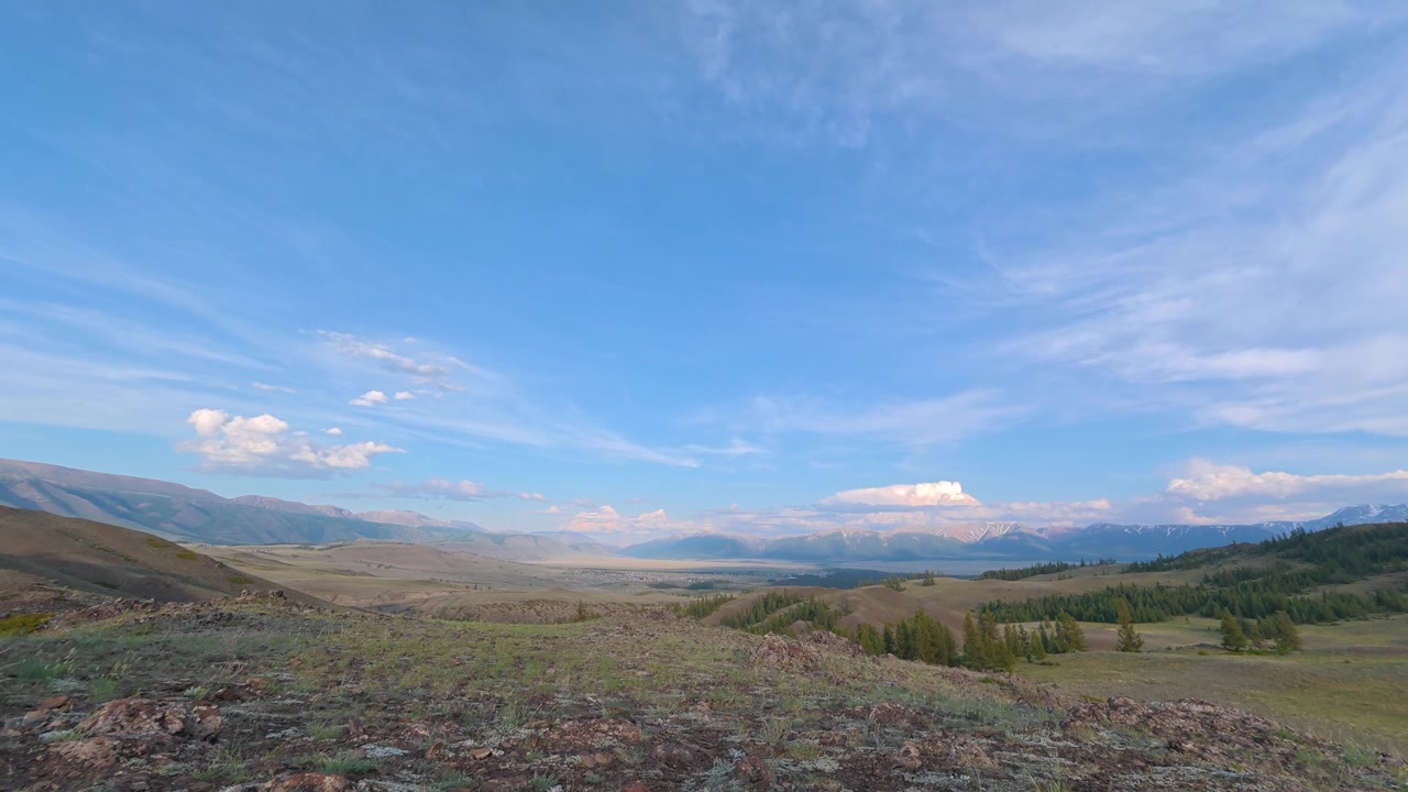 Un time-lapse di nuvole in movimento su una vasta valle di montagna nei Monti Altai, Russia