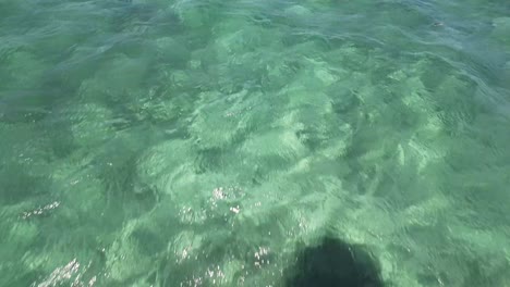 POV-Navegar-En-Aguas-Poco-Profundas-Del-Mar-Caribe-Turquesa,-Los-Roques-Venezuela