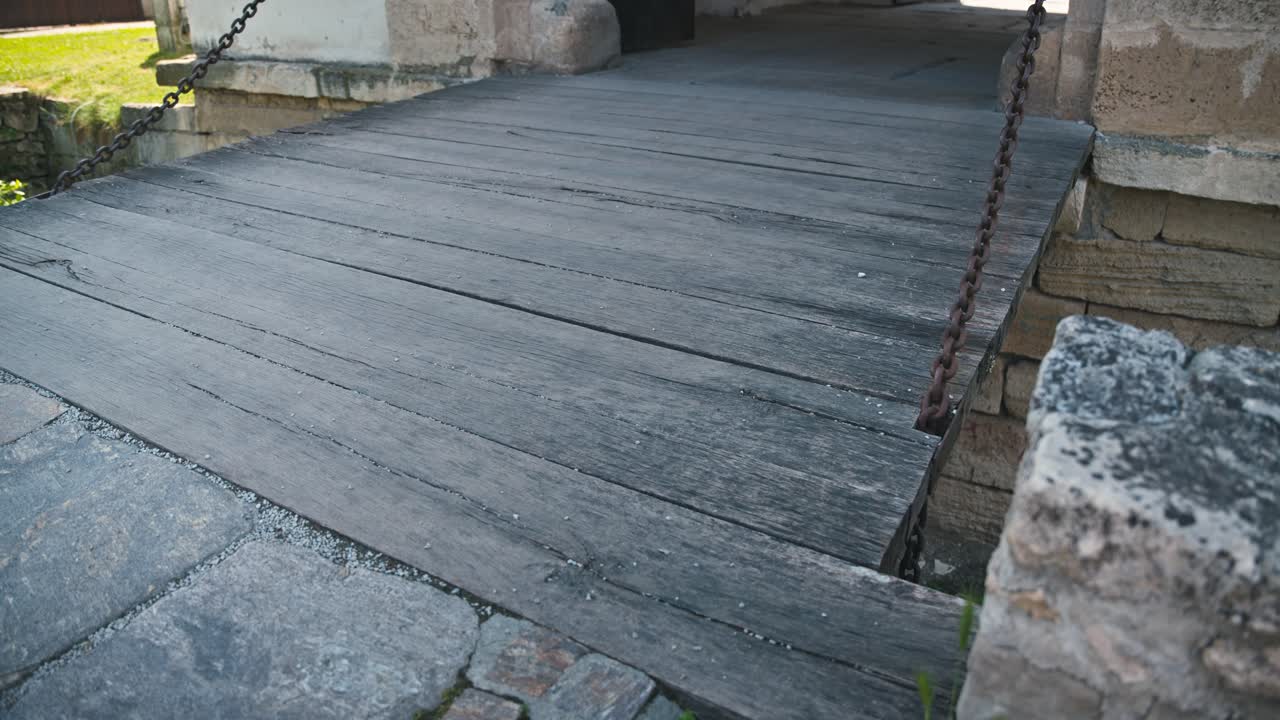 varaždin의 오래된 도시의 목조 다리의 클로즈업, 그 역사적인 매력과 날씨의 질감을 보여줍니다.