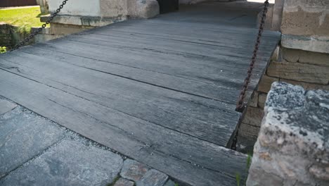 primer plano del puente levadizo de madera del casco antiguo de varaždin, que muestra su encanto histórico y su textura desgastada