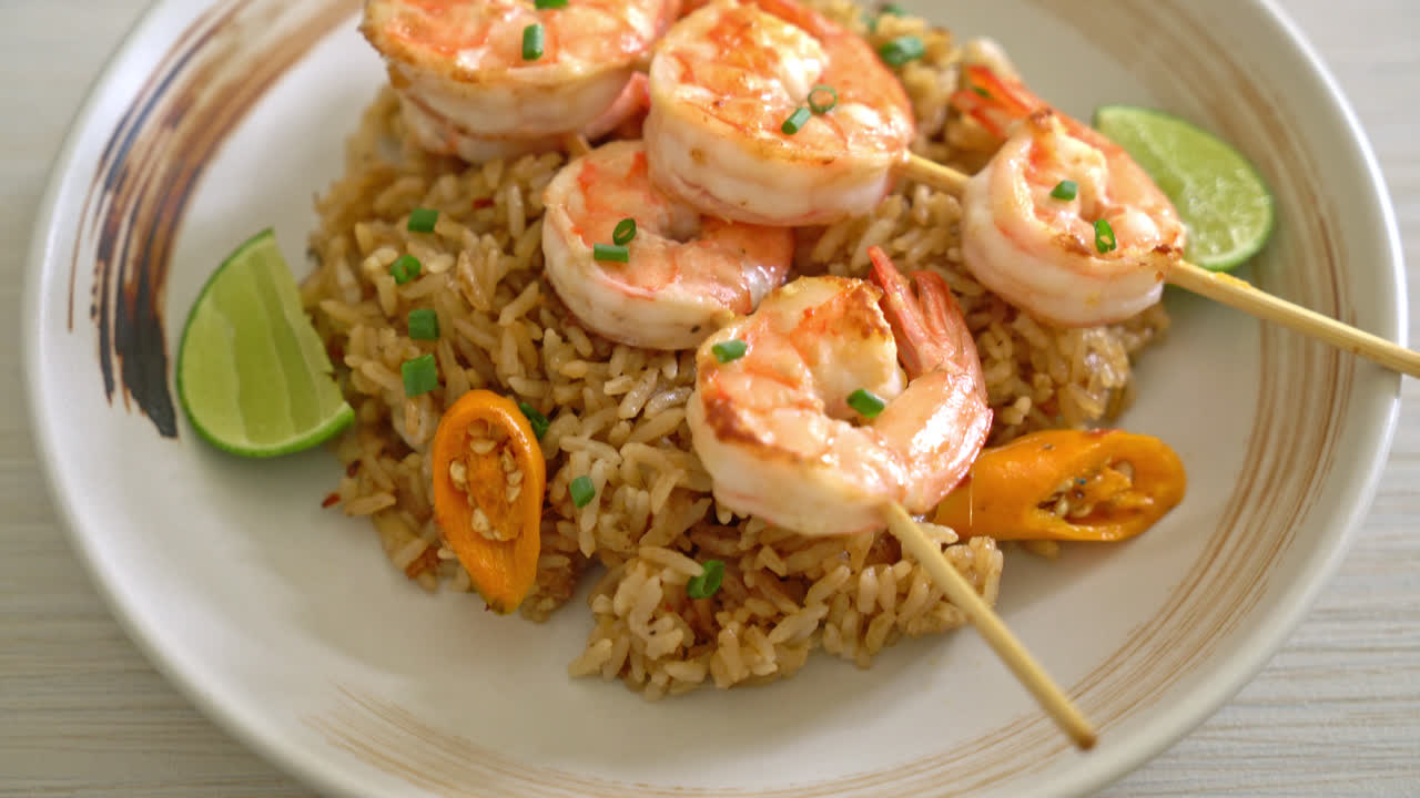 arroz frito con gambas o brochetas de langostinos