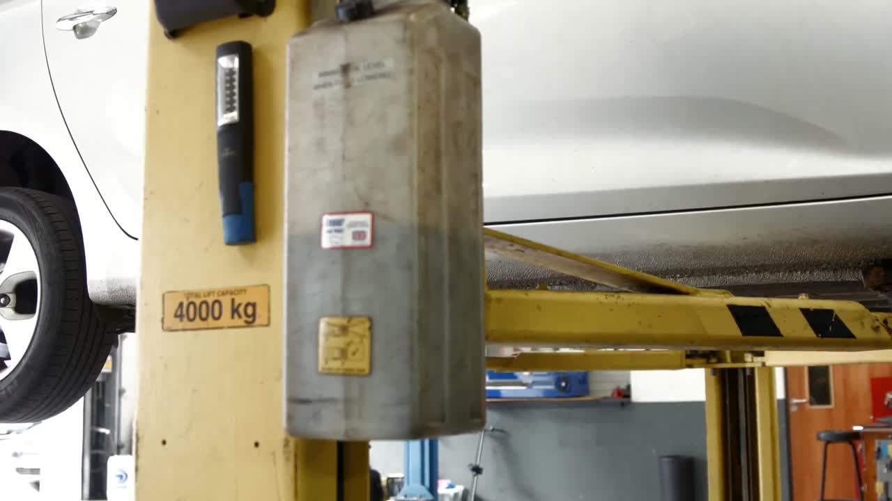 plataforma hidráulica levantando un coche