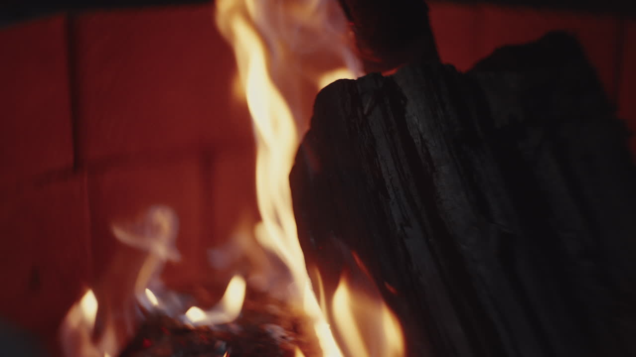 fuego acogedor de la chimenea