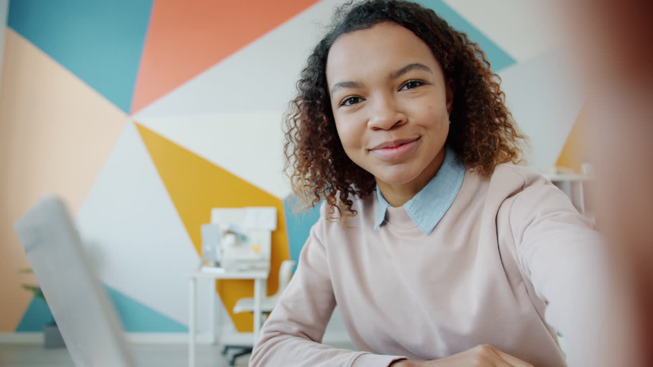 mujer joven en llamada de video