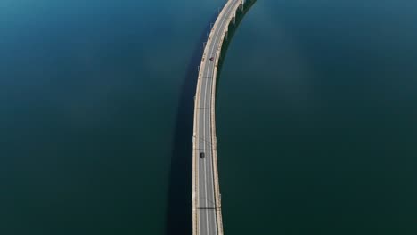 Techniti-Limni-Polifitou-verkehr-Auf-Der-Brücke-über-Den-Polifitou-see-In-Griechenland