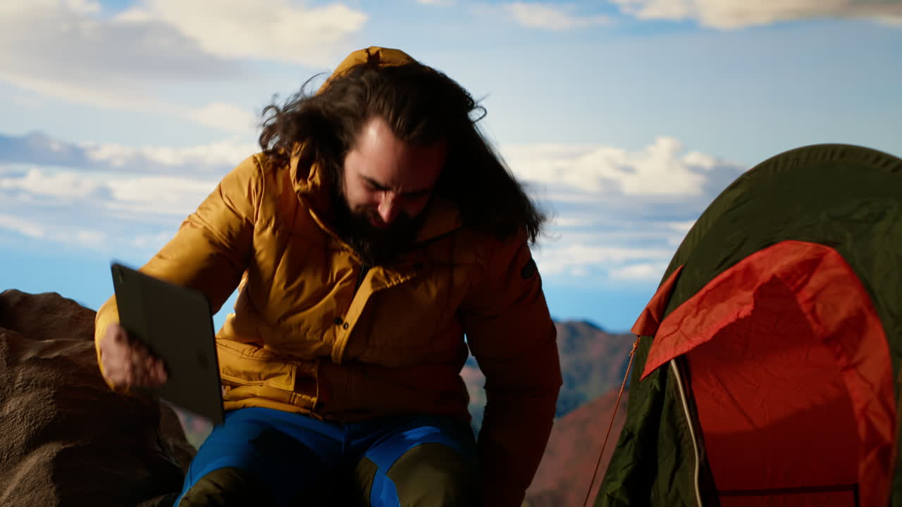 explorador imprudente luchando con el viento y la señal débil mantener la conexión a internet