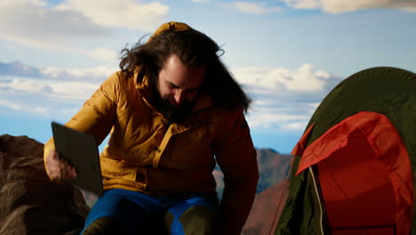 explorador imprudente luchando con el viento y la señal débil mantener la conexión a internet