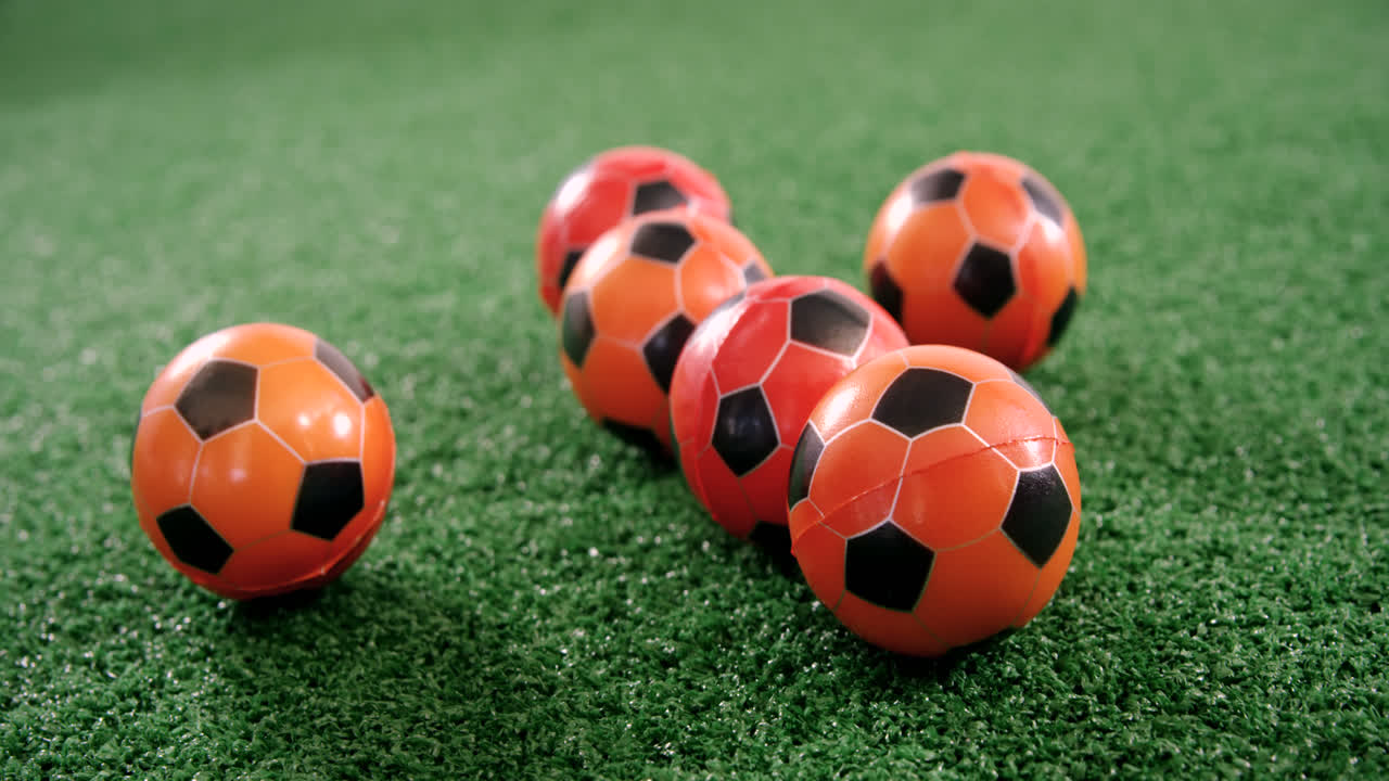 Palloni da calcio su erba sintetica 4k