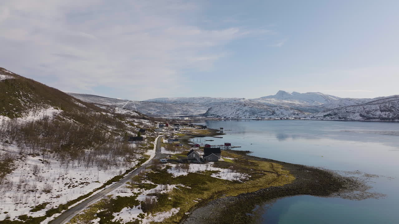 vista aérea del pintoresco ocean drive en daafjord, ringvassoya, noruega