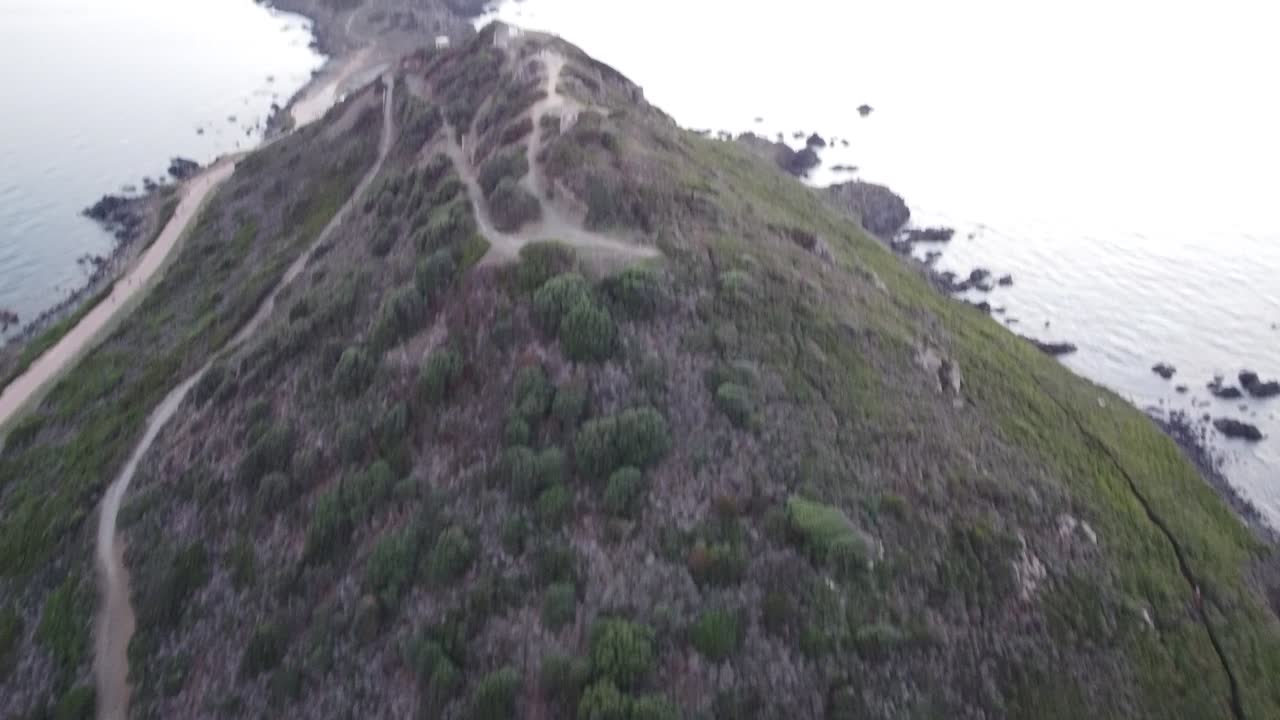 revelando torre de vigilancia y faro en córcega durante la puesta de sol