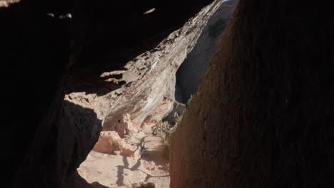 Una-Cueva-Iluminada-Por-El-Sol-En-Una-Pared-De-Roca-Revela-Un-Sendero-Peligroso-Para-Los-Aventureros