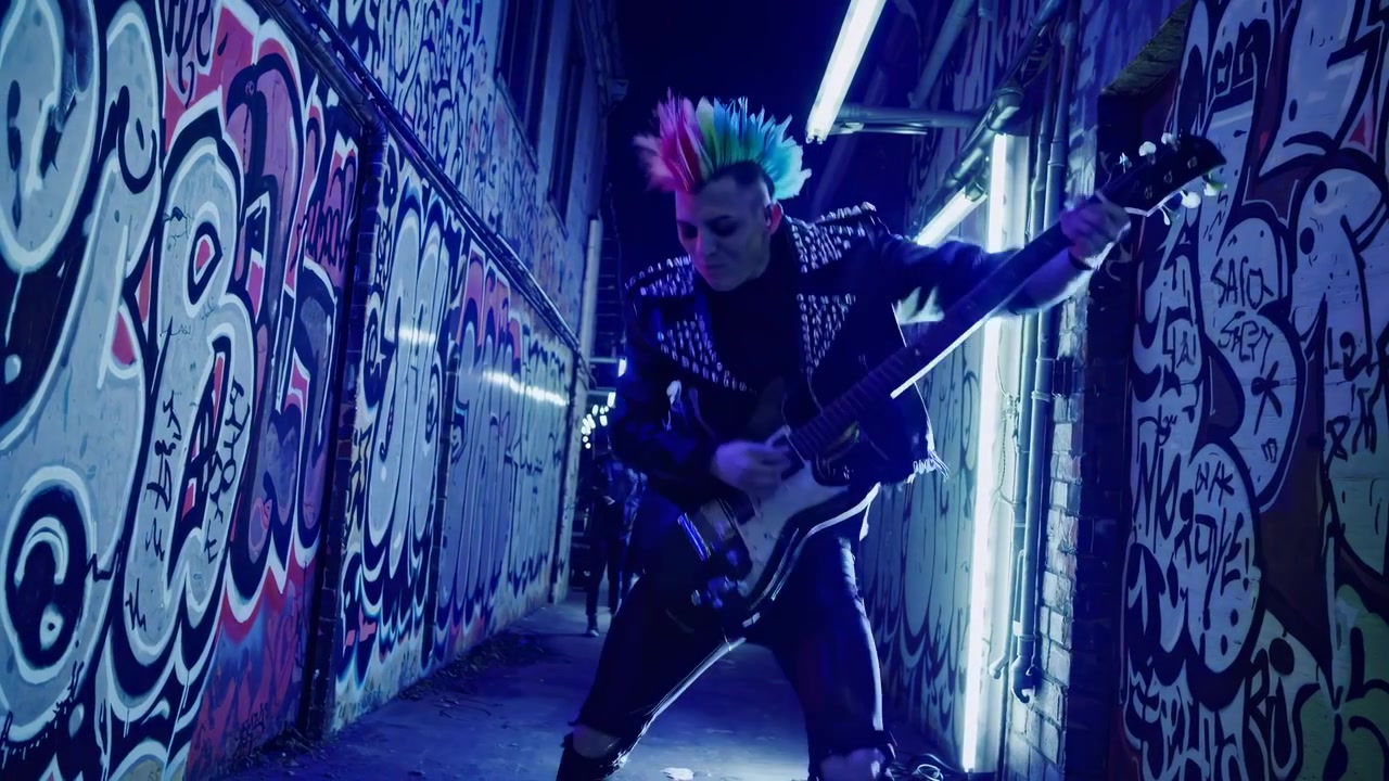 Grafiti Dolu Sokakta Elektro Gitar Çalan Punk Rockçı