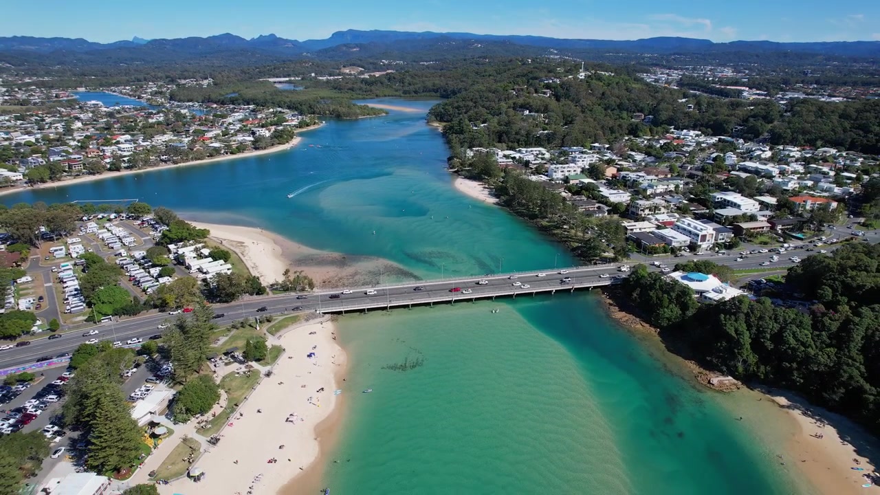 Vista aerea di Tallebudgera Creek e del sobborgo di Burleigh Heads vicino al ponte nel Queensland, Australia. Ripresa in allontanamento.