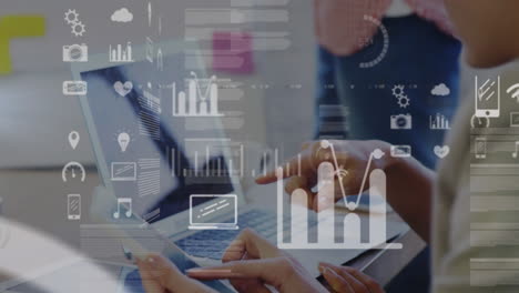 procesamiento de datos contra la mujer usando computadora portátil en la oficina