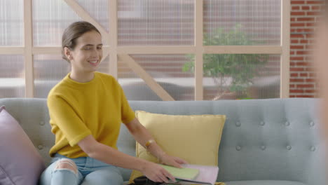 hombre de negocios usando una tableta navegando datos en la pantalla colegas conociendo clientes estrechándose la mano disfrutando de personas de negocios profesionales colaborando planeando una asociación en la oficina de inicio