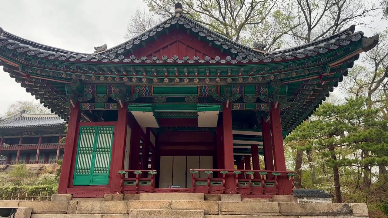 Padiglione tradizionale nell'area del Palazzo Orientale del Palazzo Changdeokgung a Seul, Corea del Sud, che mette in mostra l'architettura coreana ornata e il patrimonio culturale storico.