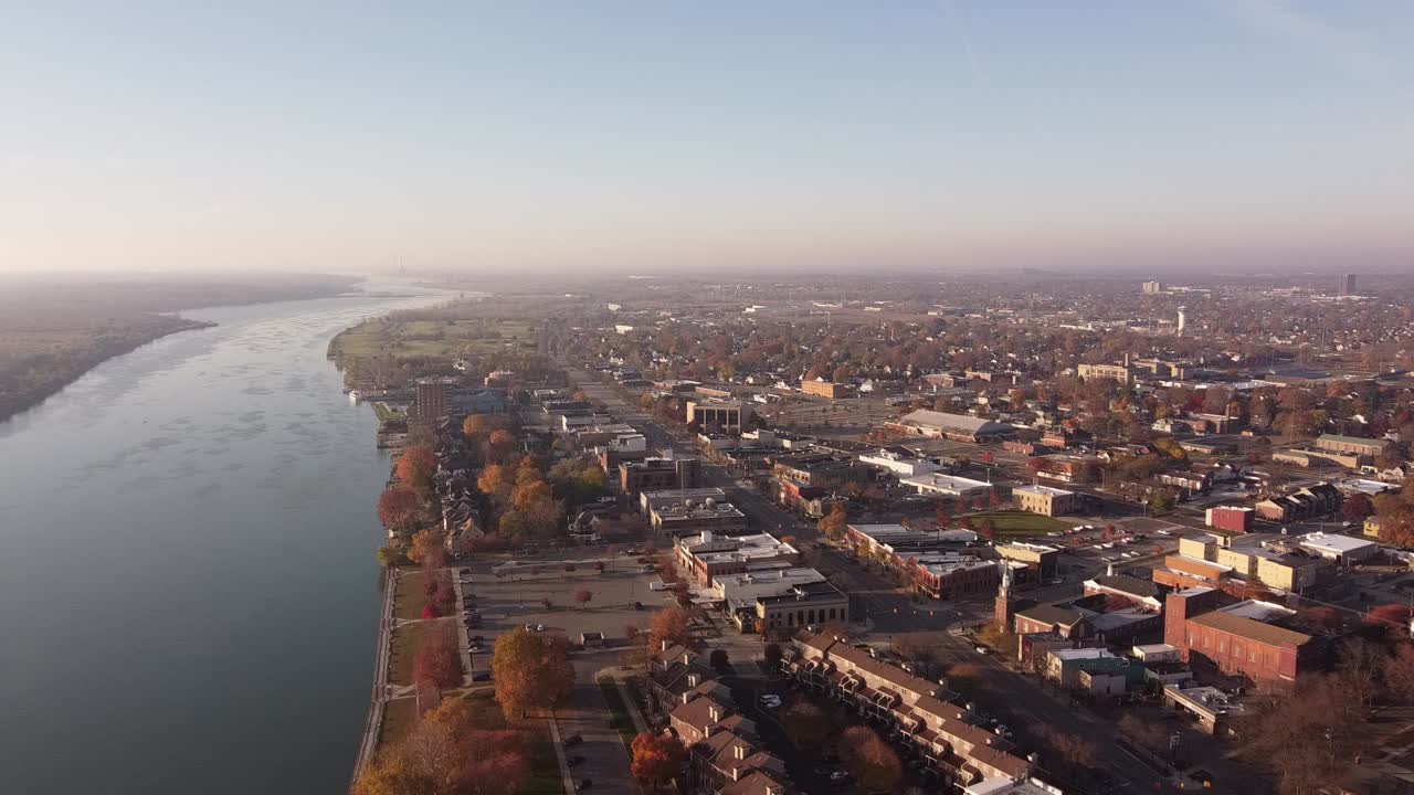 Tranquilla città di Wyandotte nel Michigan, lungo il fiume Detroit, USA - Vista aerea