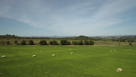 Drohnenaufnahme-Von-Ackerland-Mit-Heuballen