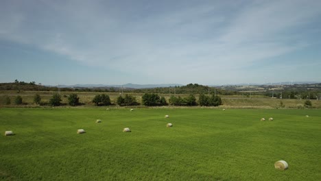 tomada de drones de tierras de cultivo con balas de heno
