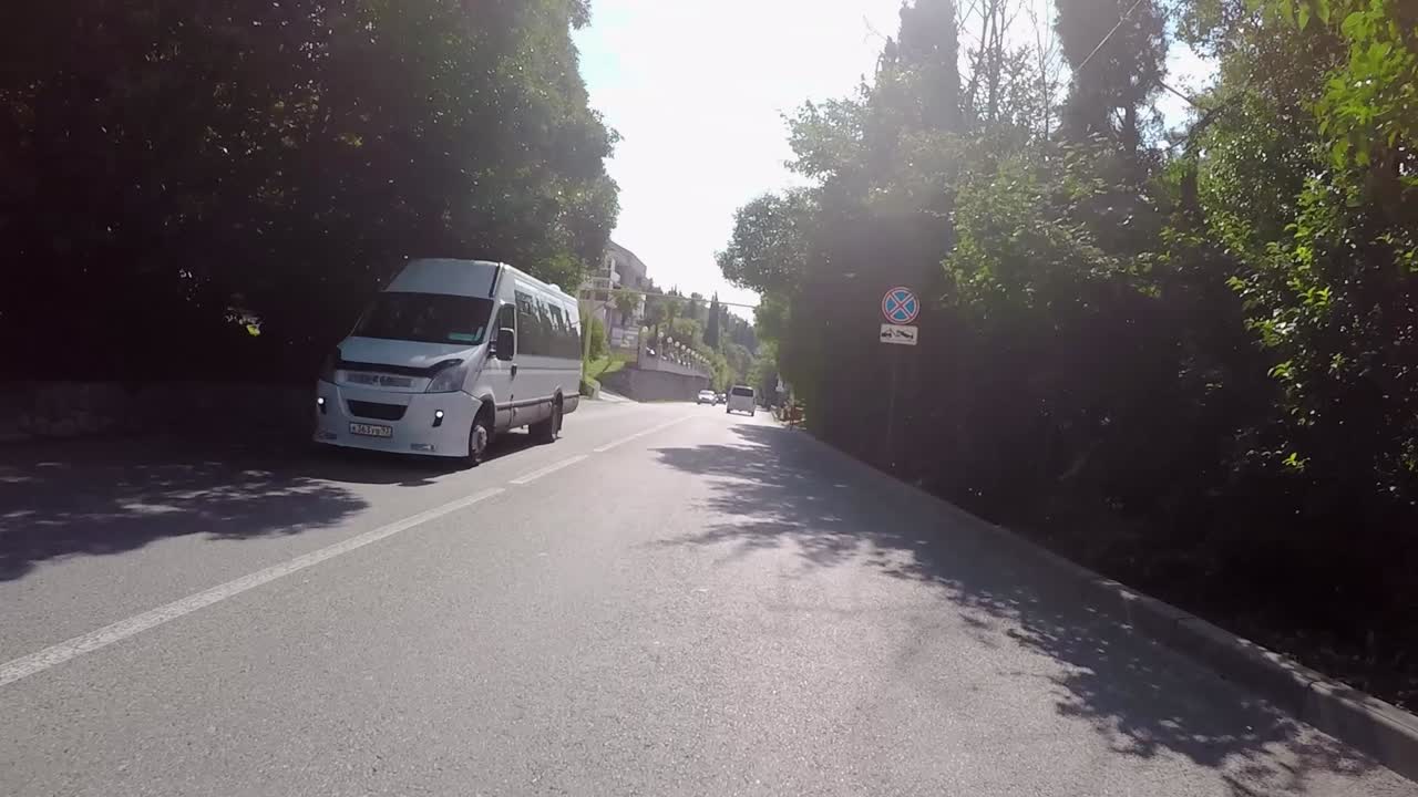Percorrere una strada costiera panoramica