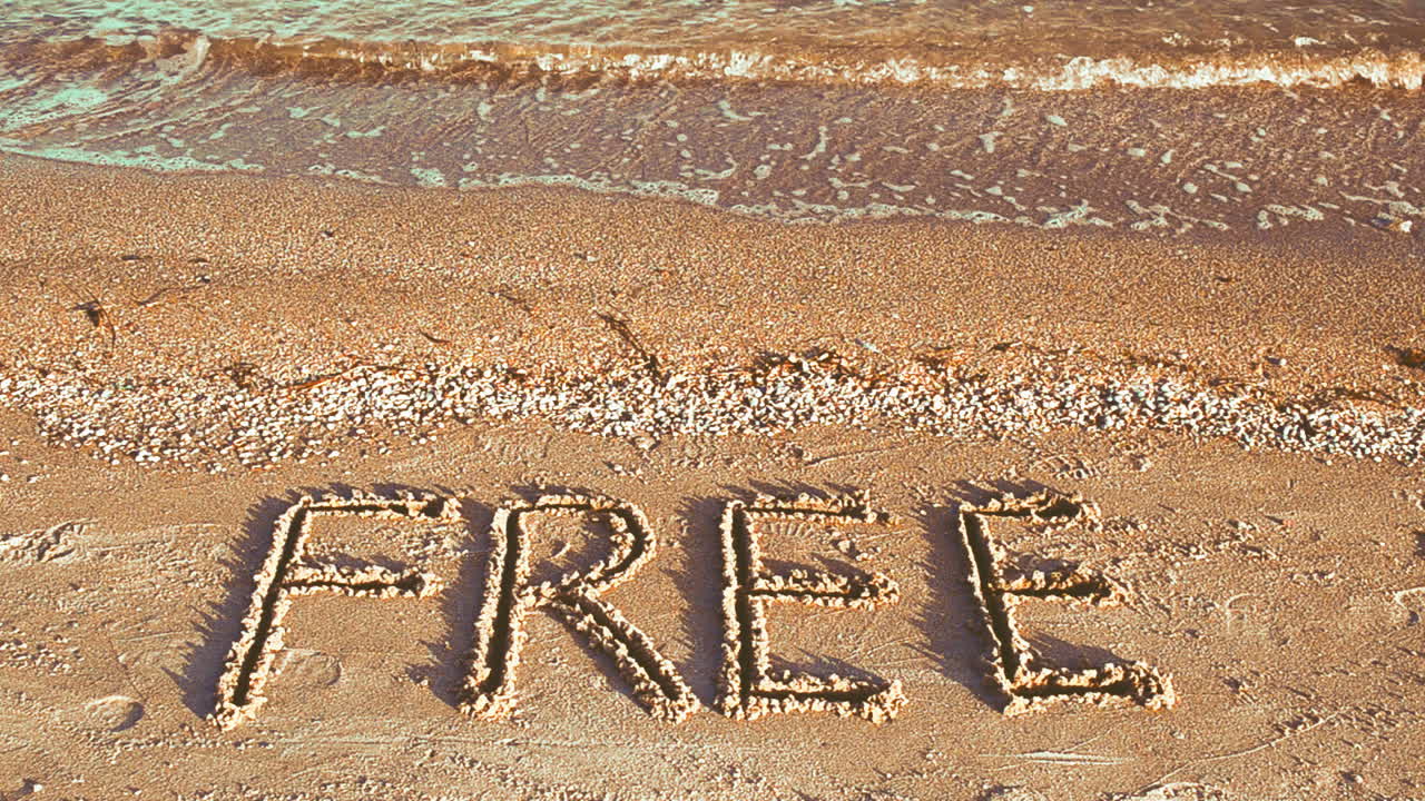 Vrije inscriptie op zand, het strand. Inscriptie op zand.