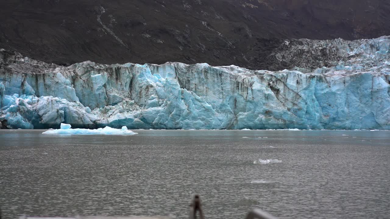 a를 향해 이동하는 페리에서 pov 샷