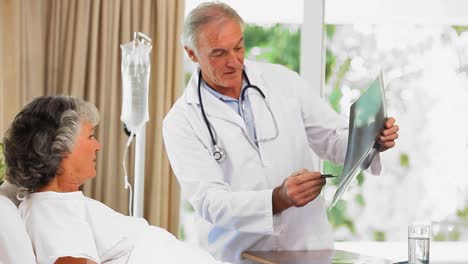 docteur showing a radio to his patient