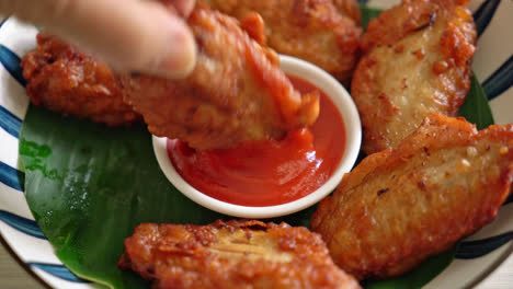 alitas de pollo fritas crujientes con salsa de pescado