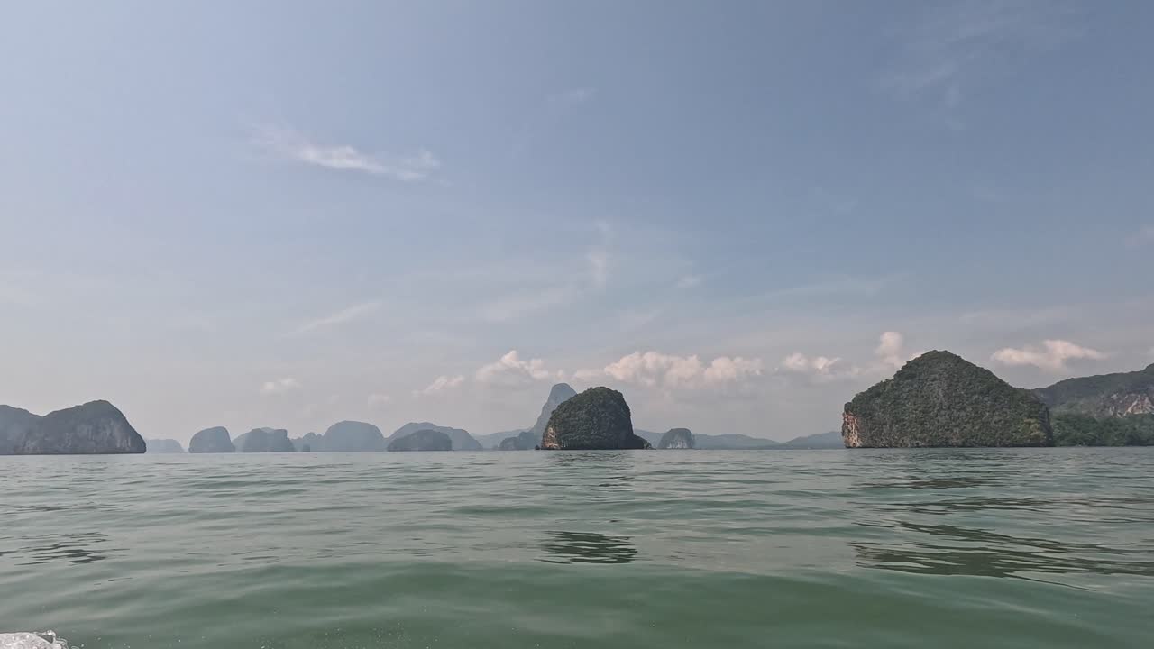 섬 근처의 조용한 물을 가로질러 보트 여행