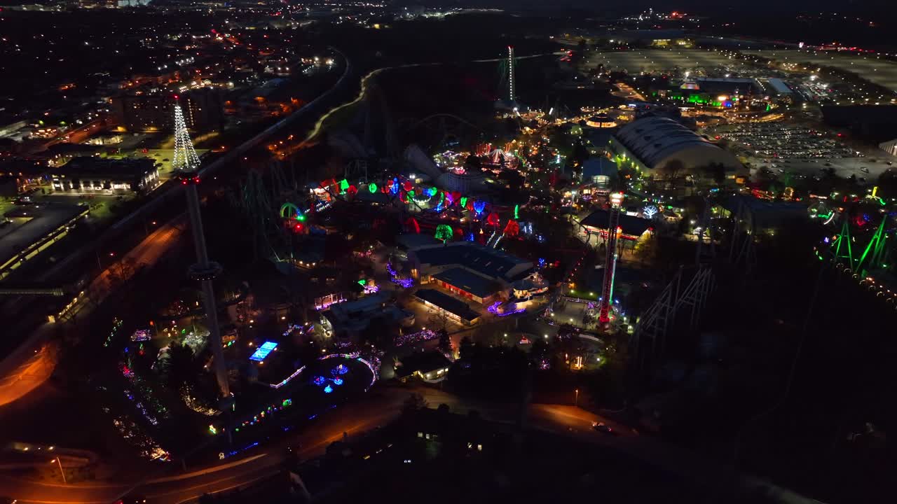 el parque hershey decorado con luces de navidad por la noche