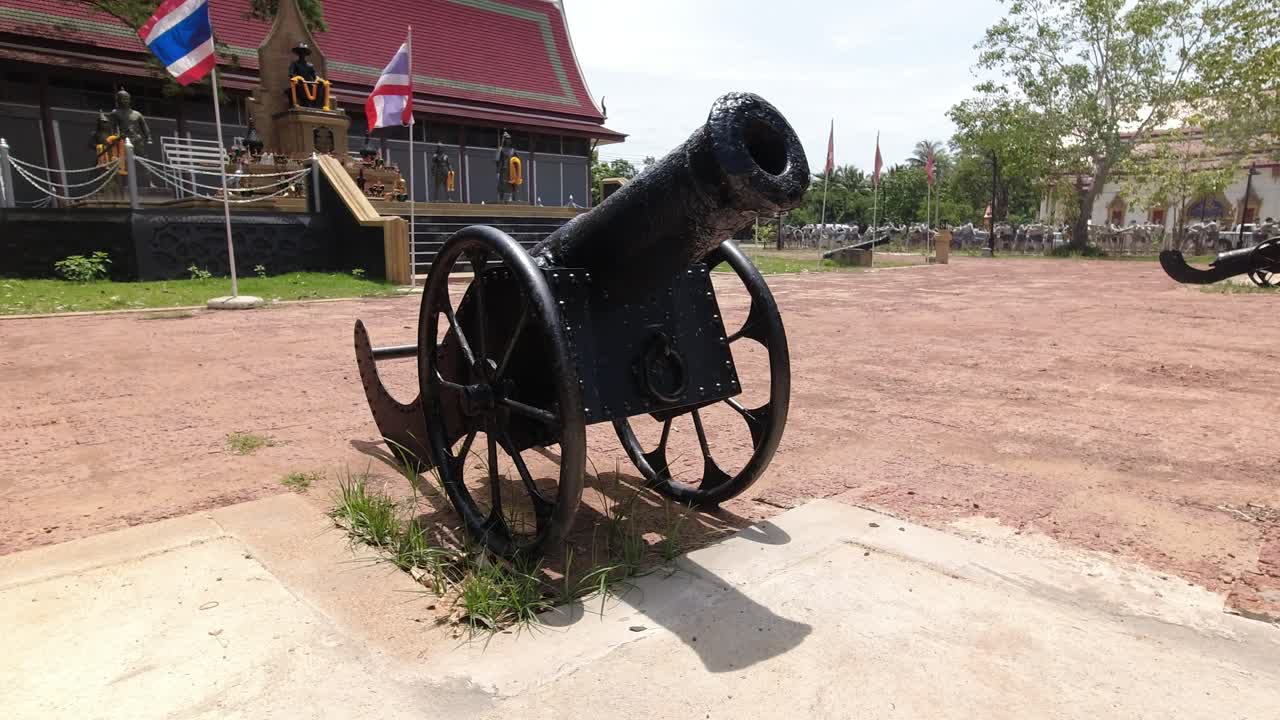 ปืนใหญ่โบราณที่ทางเข้าวัดบางกุ้งในประเทศไทย