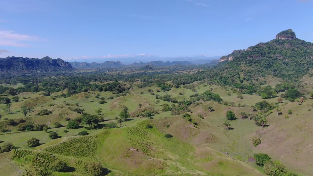 Vista aerea con drone di bacini idrici naturali e del paesaggio panoramico e delle montagne della Colombia - Regione di Honda, in una splendida giornata di sole.