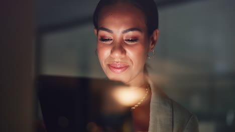 negocios, mujer feliz y tableta por la noche