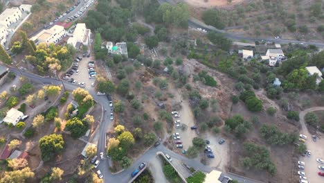 Pueblo-De-Agios-Pavlos-En-Rodas,-Grecia-Con-La-Acrópolis-De-Lindos,-Casas-Y-El-Mar-Mediterráneo-Durante-El-Día-Filmado-Con-El-Drone